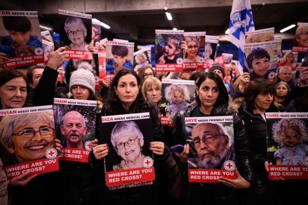 Foto colorida de protesto em Londres para libertação de reféns israelenses - Metrópoles