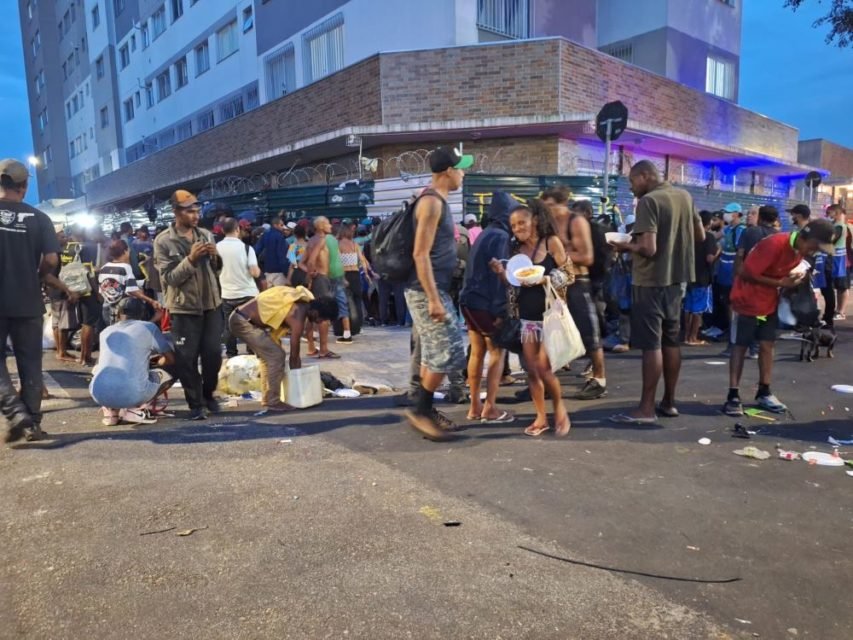 foto colorida de dependentes químicos em cruzamento da Rua dos Protestantes com a Rua dos Gusmões, na Cracolândia - Metrópoles