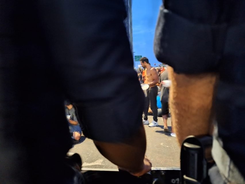 foto colorida de guardas municipais observam movimento de dependentes químicos em cruzamento da Rua dos Protestantes com a Rua dos Gusmões, na Cracolândia - Metrópoles