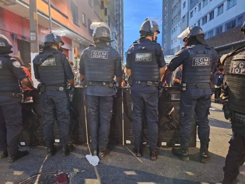 foto colorida de guardas municipais observam movimento de dependentes químicos em cruzamento da Rua dos Protestantes com a Rua dos Gusmões, na Cracolândia - Metrópoles