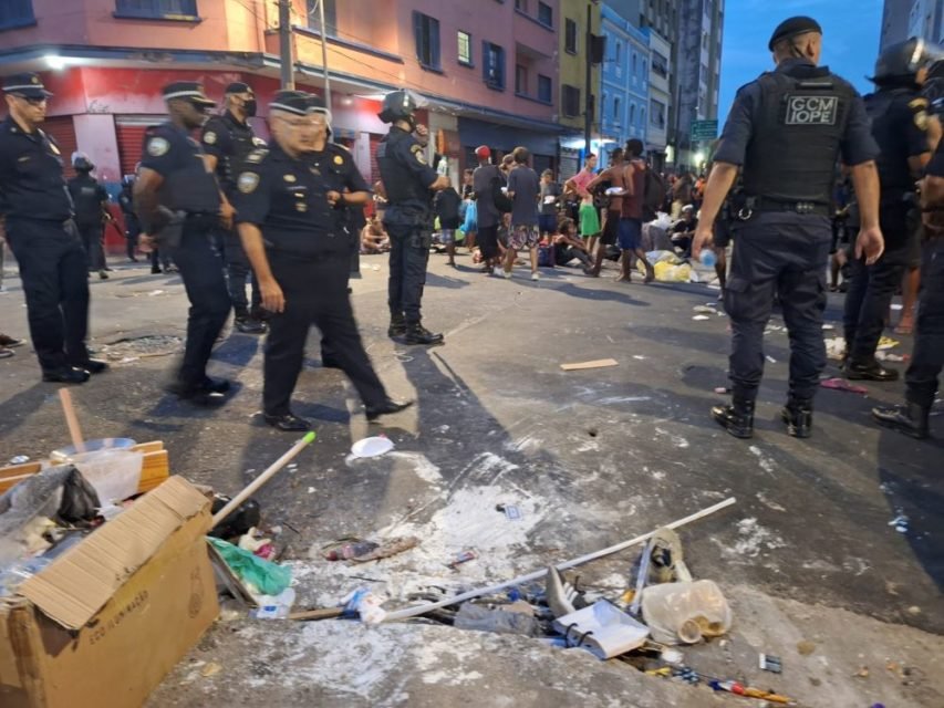 foto colorida de guardas municipais observam movimento de dependentes químicos em cruzamento da Rua dos Protestantes com a Rua dos Gusmões, na Cracolândia - Metrópoles