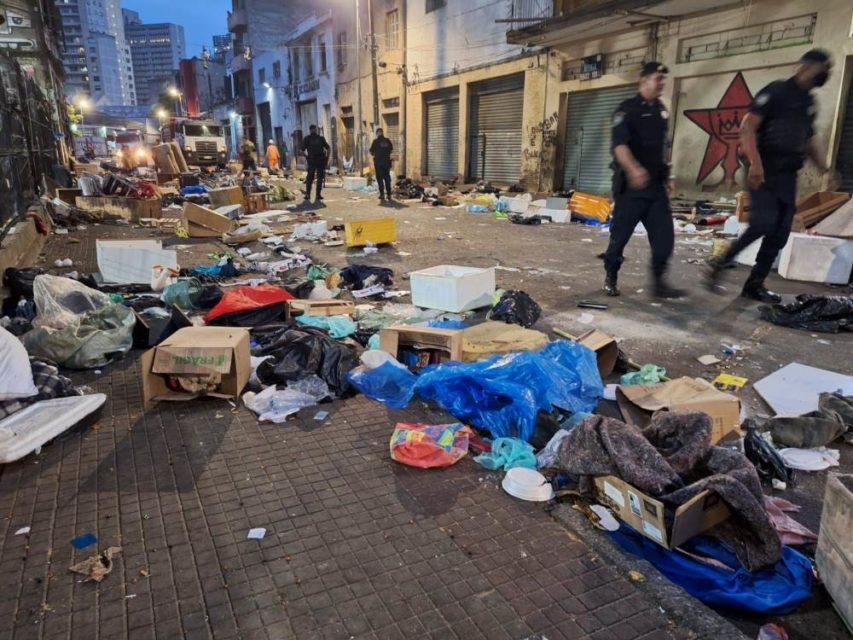 foto colorida de guardas municipais observam movimento de dependentes químicos em cruzamento da Rua dos Protestantes com a Rua dos Gusmões, na Cracolândia - Metrópoles