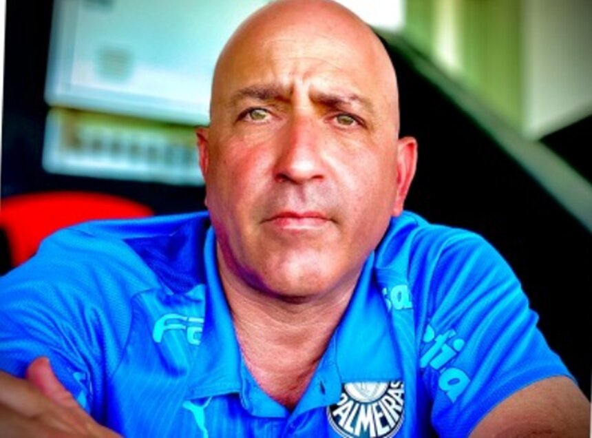 Em foto colorida homem careca com camiseta azul do Palmeiras - Metrópoles