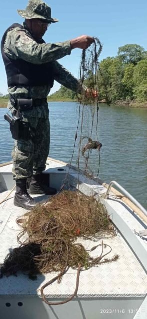 foto colorida de apreensão de redes de emalhar e covos artesanais no Rio Paraná, em Rosana (SP) - Metrópoles