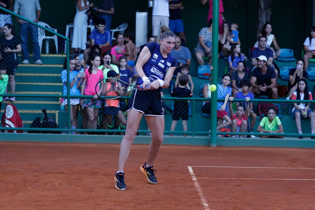 Bia Haddad abandona jogo em Wimbledon por lesão na lombar