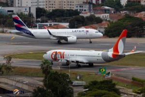 Imagem em destaque Com greve na Argentina, Latam e Gol cancelam voos para país vizinho