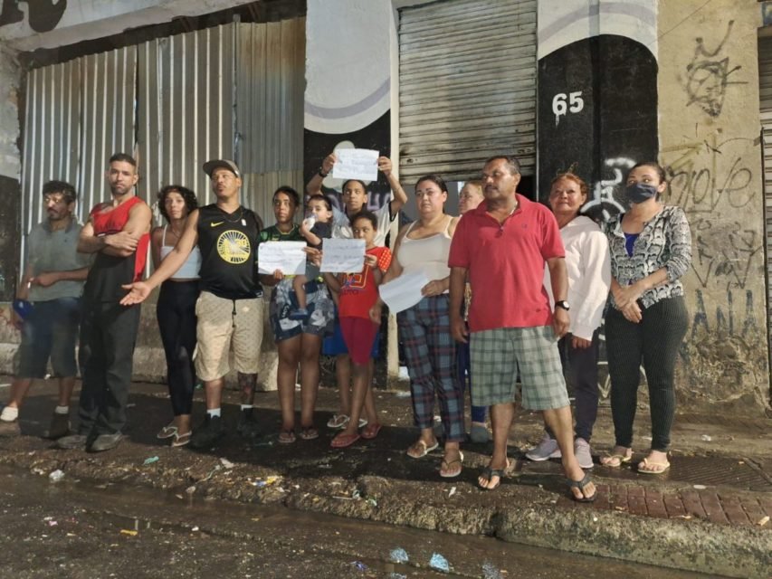 Imagem colorida mostra grupo de moradores da região da Cracolândia em protesto contra o fluxo de usuários na via - Metrópoles