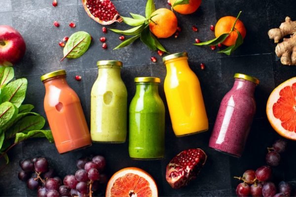 vitaminas coloridas com frutas ao redor