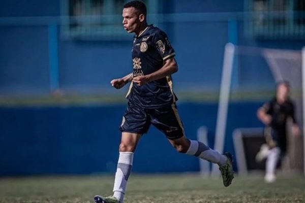 Imagem colorida de Jhonny Reges com uniforme de futebol azul escuro. Ele morreu em acidente em Alto Paraíso de Goiás