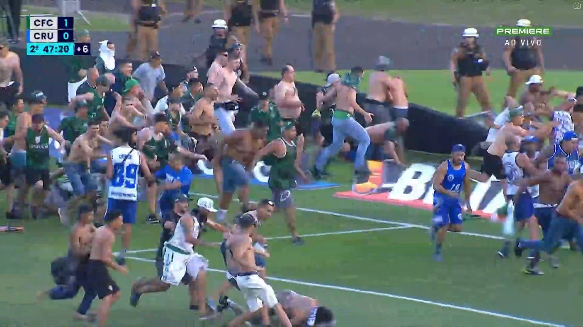 Torcedores de Coritiba e Cruzeiro invadem campo durante jogo e