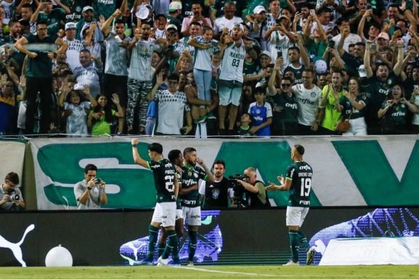 Palmeiras dorme na liderança do Brasileirão após vitória tranquila sobre o  Inter