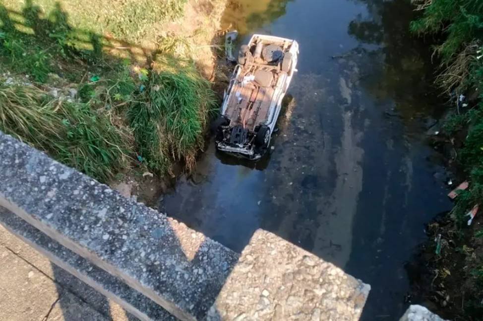 Foto de carro capotado em rio - Metrópoles