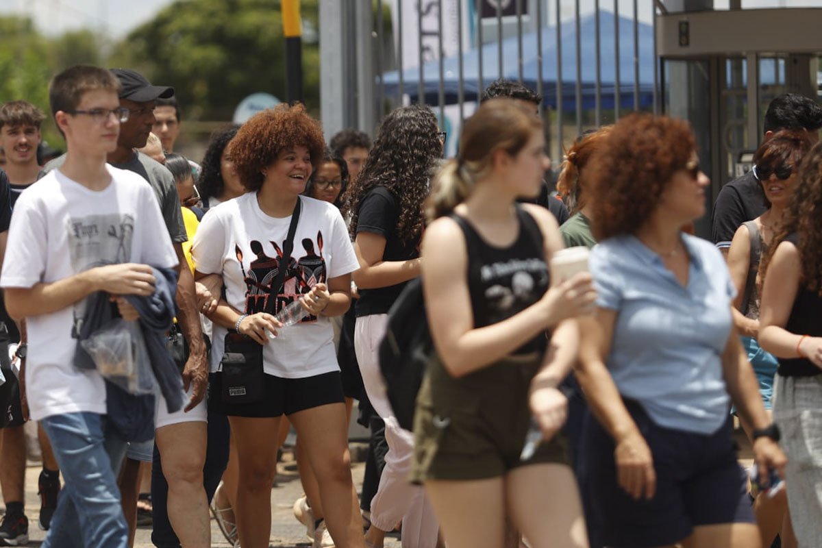 Segundo dia de Enem tem menor movimento de candidatos em Salvador