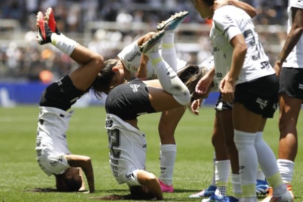 Corinthians faz oito no Palmeiras e garante ida à decisão do Paulistão  feminino