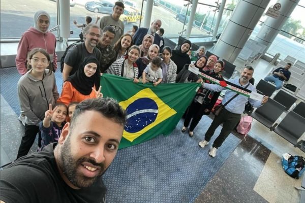 Imagem colorida mostra Brasileiros repatriados da Faixa de Gaza chegam ao aeroporto de Cairo - Metrópoles