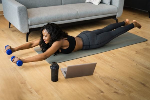 Exercícios físicos em casa: 4 dicas para ter resultados rápidos
