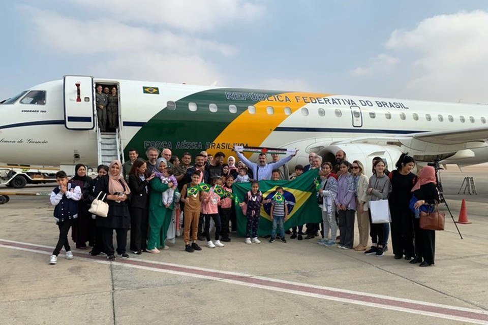 Oitavo voo da FAB com repatriados da Palestina pousa