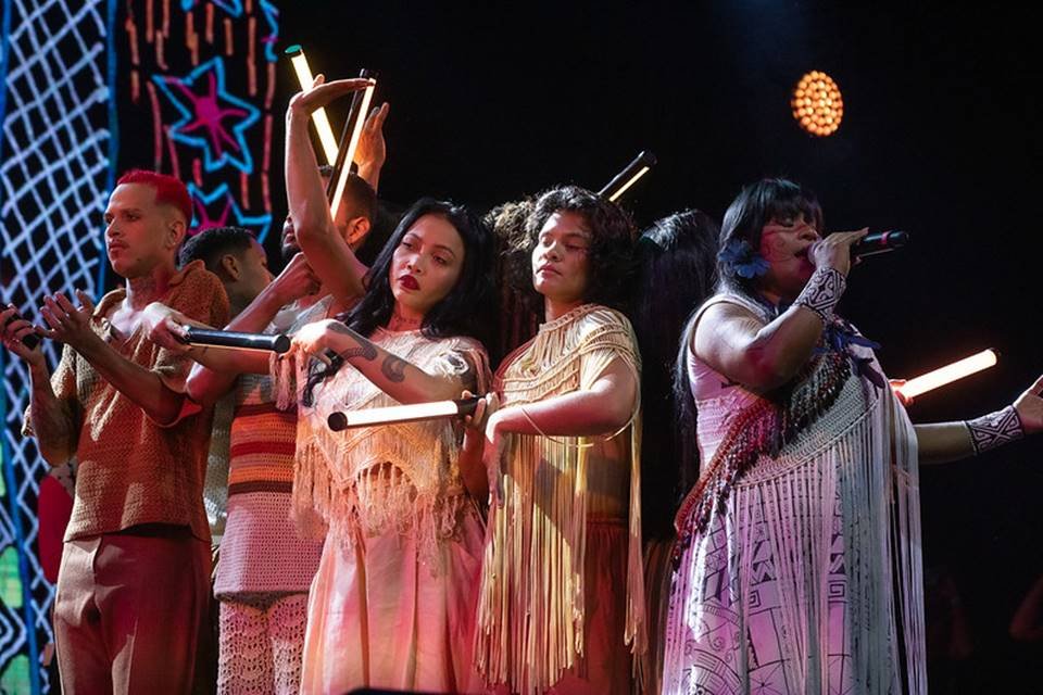 foto colorida de apresentação musical de grupo musical indígena