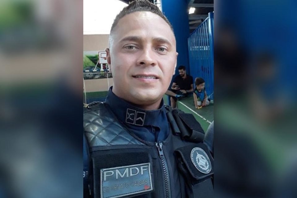 Imagem colorida de um homem usando farda - Metrópoles