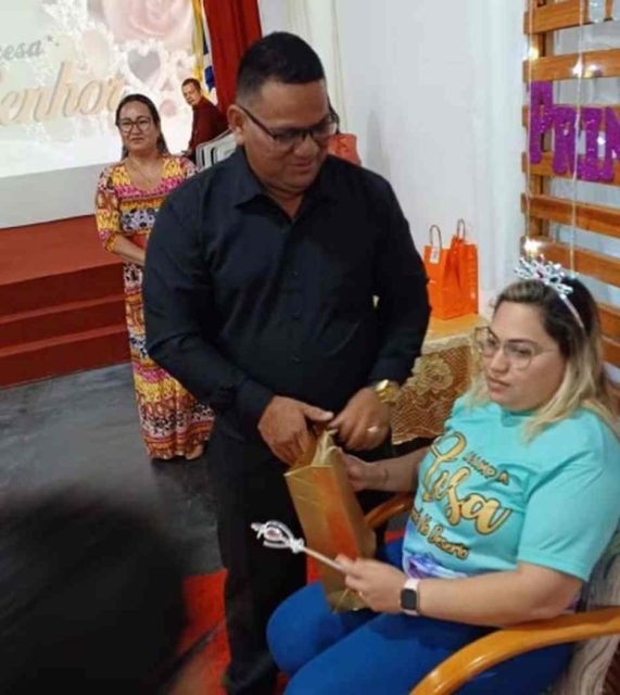 Na foto, Luciene está sentada com uma tiara de princesa infantil