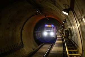 Imagem colorida mostra trem do Metrô, com luzes acesas, circulando dentro de túnel - Metrópoles