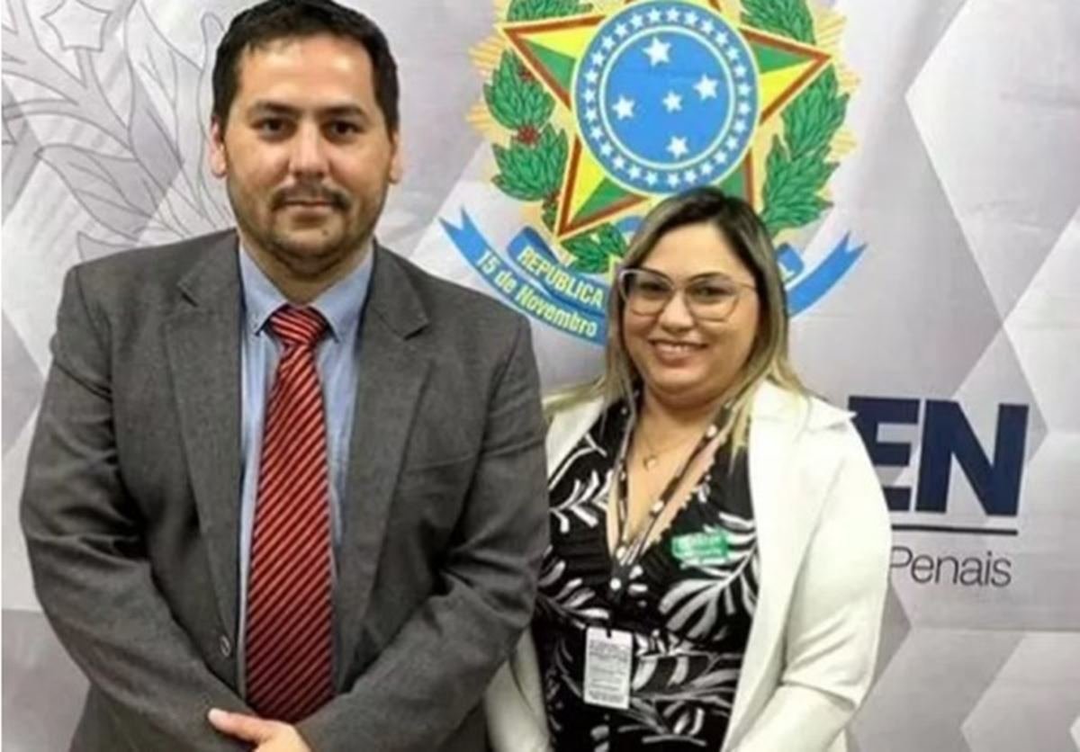 Imagem colorida de Luciene Barbosa, esposa de Tio Patinhas, líder do CV no Amazonas, ao lado de Rafael Velasco, secretario Nacional de Políticas Penais