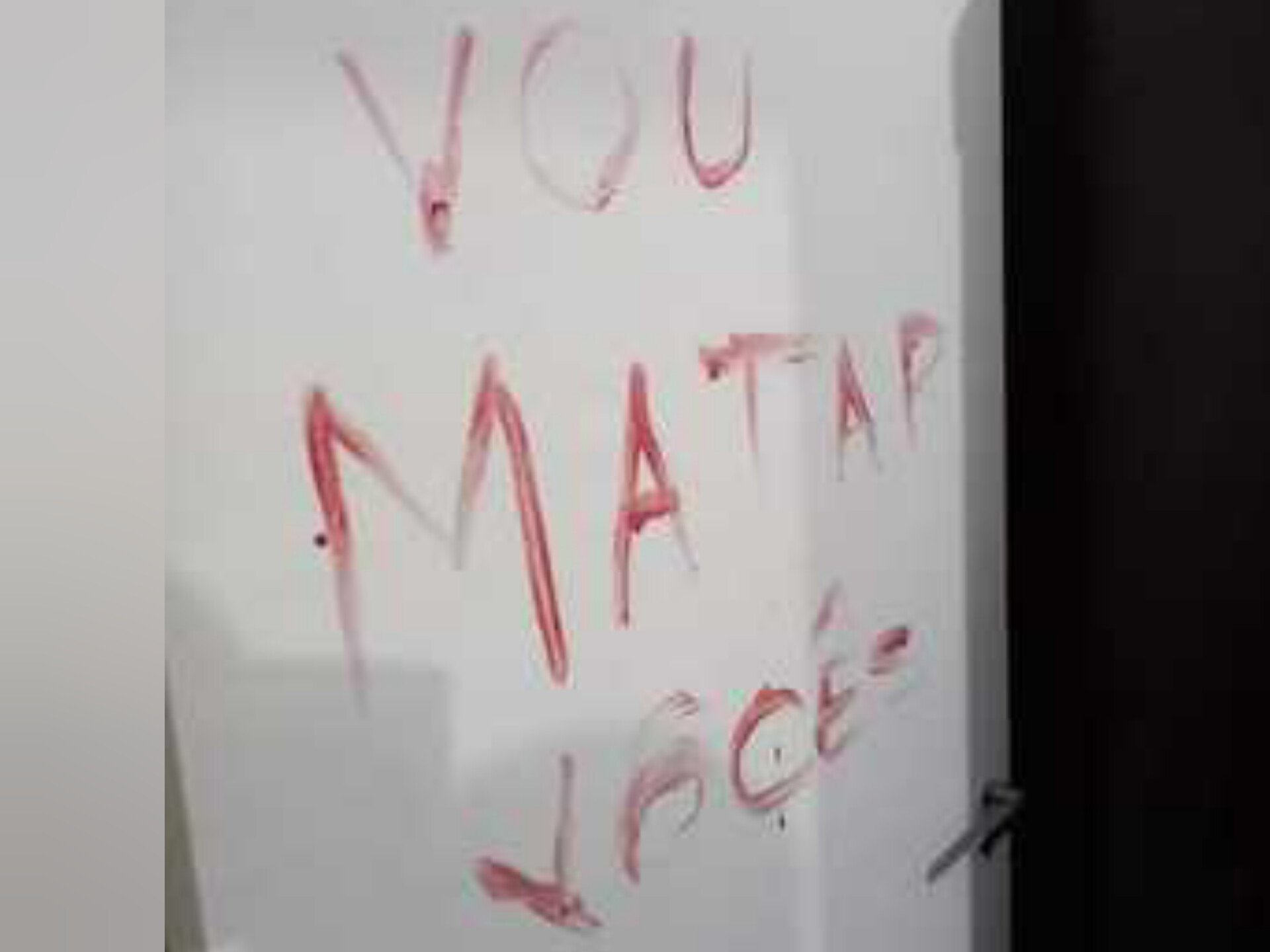 Imagem colorida de mensagem feita com sangue em parede branca: "vou matar vocês". A autora da mensagem é uma menina de 13 anos que esfaqueou o irmão autista de 24 - Metrópoles
