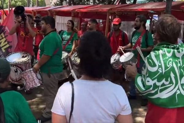 Militantes do PCO com acessórios do Hamas organizam ato em São Paulo
