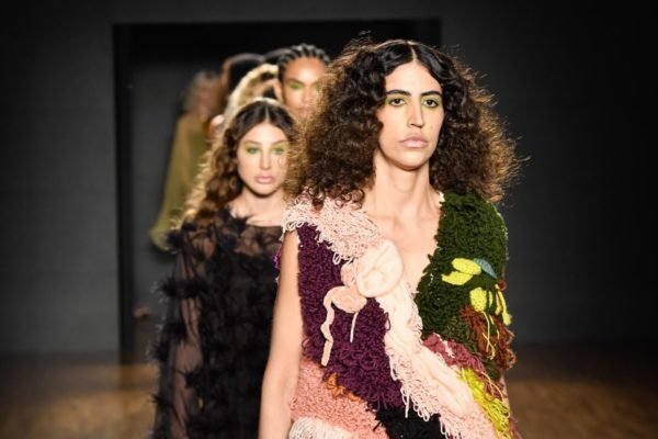 Thai de Melo Bufrem usa look colorido, da marca Marina Bitu, com tramas de crochê, no São Paulo Fashion Week - Metrópoles