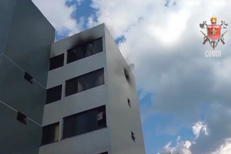 Bombeiros apagam chamas de prédio no Cruzeiro Novo Segunda-feira (13/11)