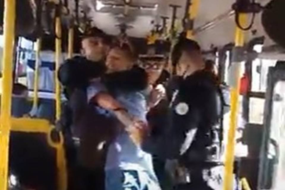 PM dá mata-leão em jovem - Metrópoles