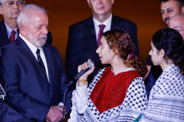 Brasileiros repatriados falam ao lado do presidente Lula após chegar em Brasília - metrópoles