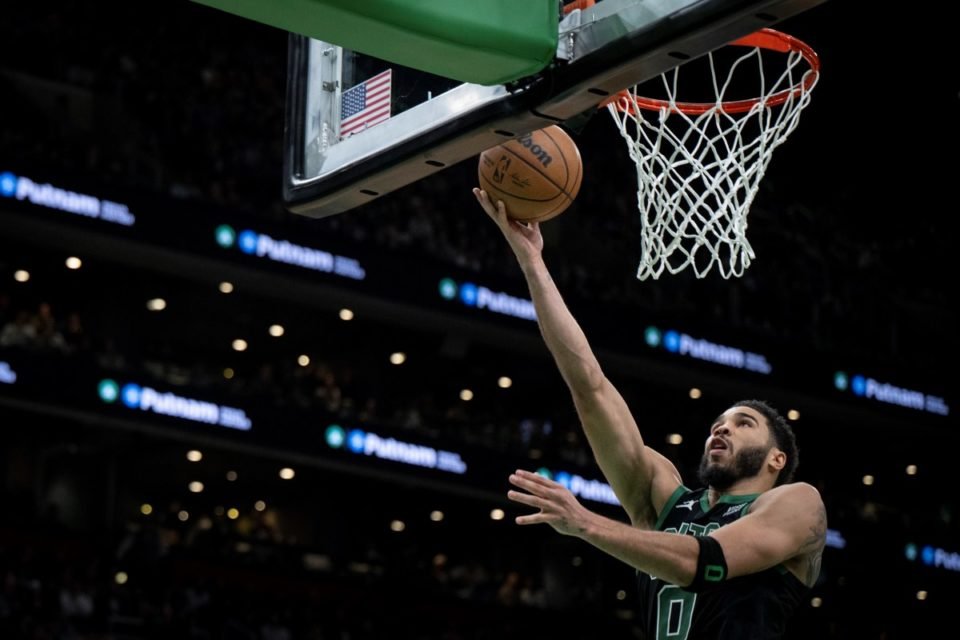 Tatum comanda e Celtics vencem Knicks em casa na NBA; Bucks