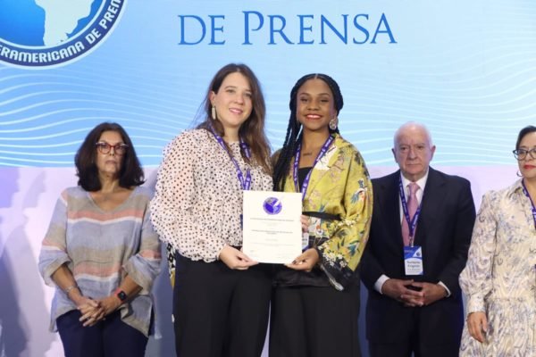 As jornalistas Rebeca Borges e Olívia Meireles recebendo o prêmio SIP no México
