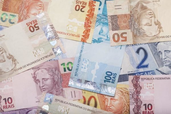 Foto colorida de um dinheiro desenrola - Metrópoles