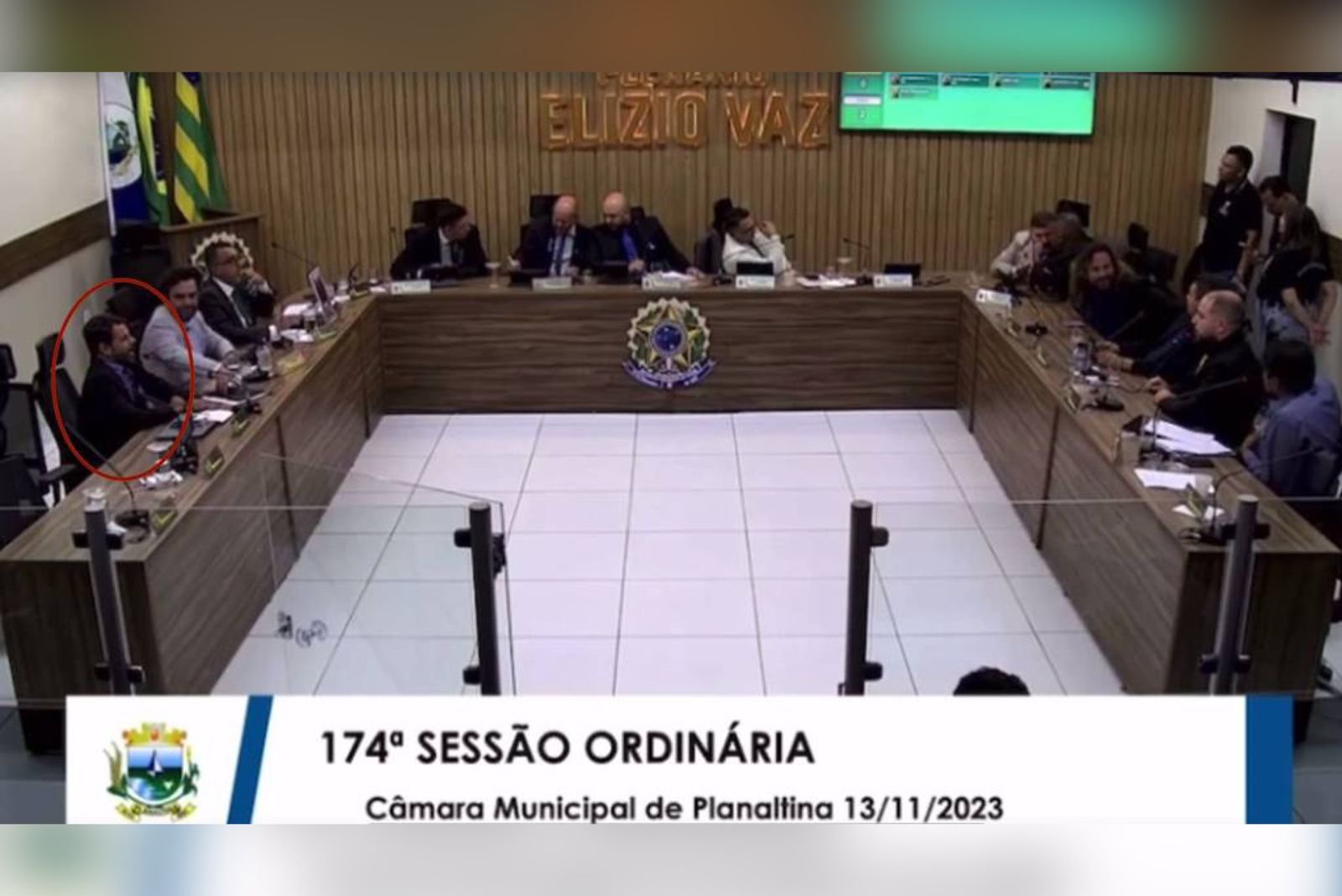 Imagem colorida de pessoas em sessão na Câmara Municipal de Planaltina - Metrópoles