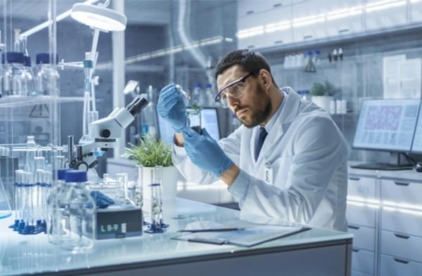 Fotografia colorida mostrando homem fazendo testes em laboratório-Metrópoles