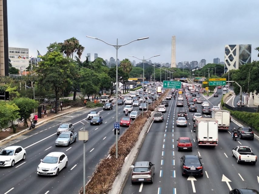 Imagem mostra avenida com carros - Metrópoles