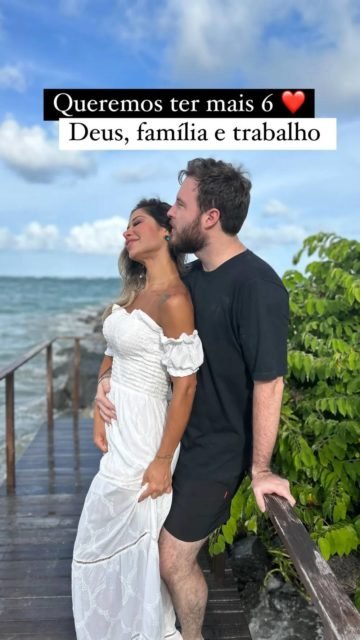 Thiago Nigro e Maíra Cardi em foto romântica. Ela encosta a cabeça, e ele segura a barriga dela - Metrópoles