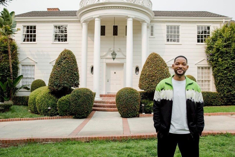 Will Smith posa em frente à mansão onde aconteciam as gravações de Um Maluco no Pedaço - Metrópoles