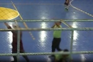 Cenas fortes: jovem de 18 anos morre após mal súbito em futsal