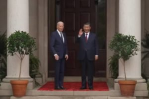 Imagem colorida mostra encontro entre Xi Jiping e Joe Biden - Metrópoles
