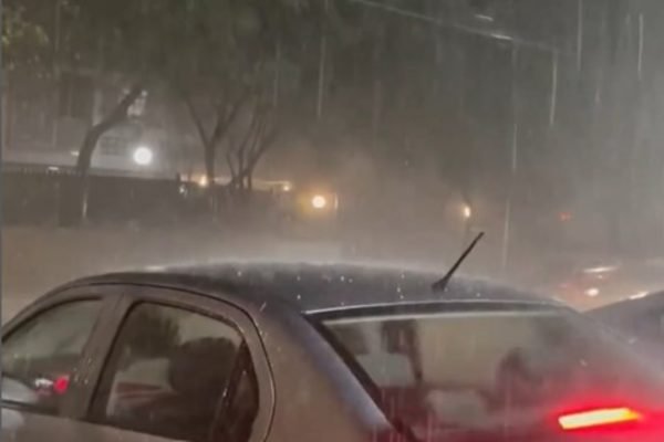 Imagem mostra chuva sobre carro em São Paulo - Metrópoles