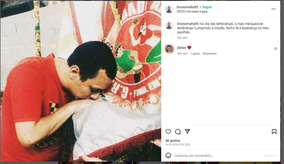 Imagem colorida de Bruno Malta declarando amor a escola de samba - Metrópoles