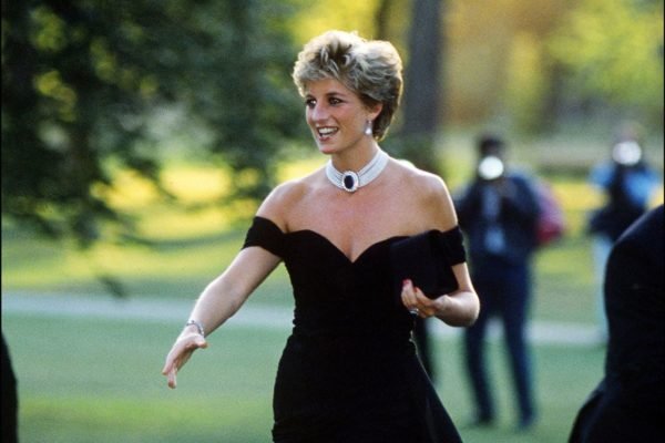 Na imagem com cor, a princesa Diana veste vestido preto - Metrópoles