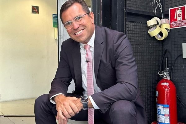Rodrigo Bocardi posa sorridente nos estúdios da TV Globo - Metrópoles