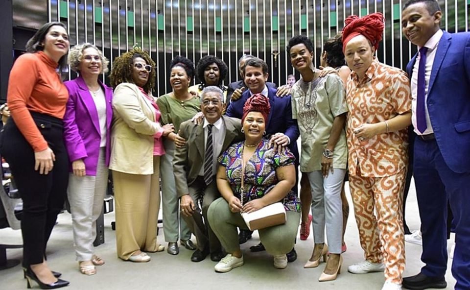 Imagem colorida da Bancada negra na Câmara dos Deputados