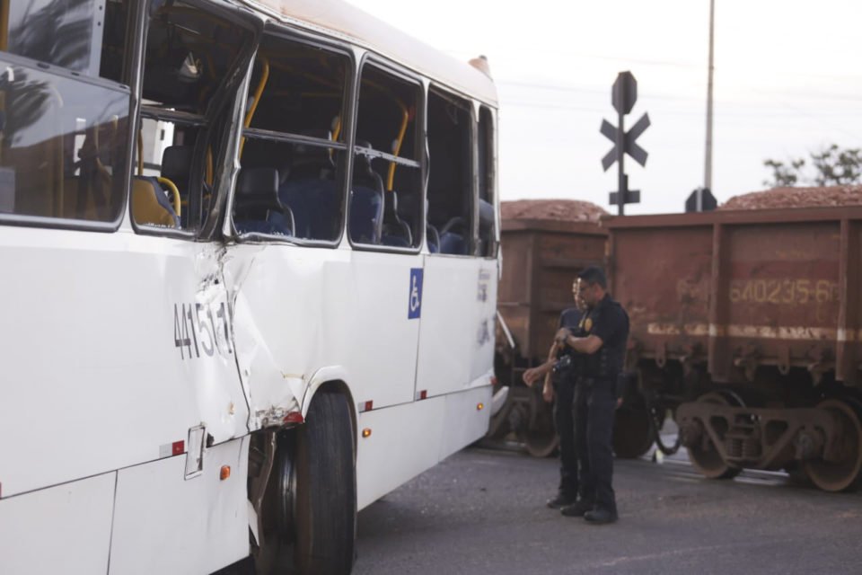 Colisão entre trem e carros de passeio na Estrutural deixa 1 vítima fatal e 5 feridos - metrópoles