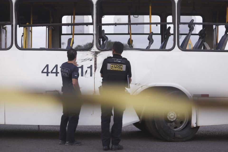 Colisão entre trem e carros de passeio na Estrutural deixa 1 vítima fatal e 5 feridos - metrópoles