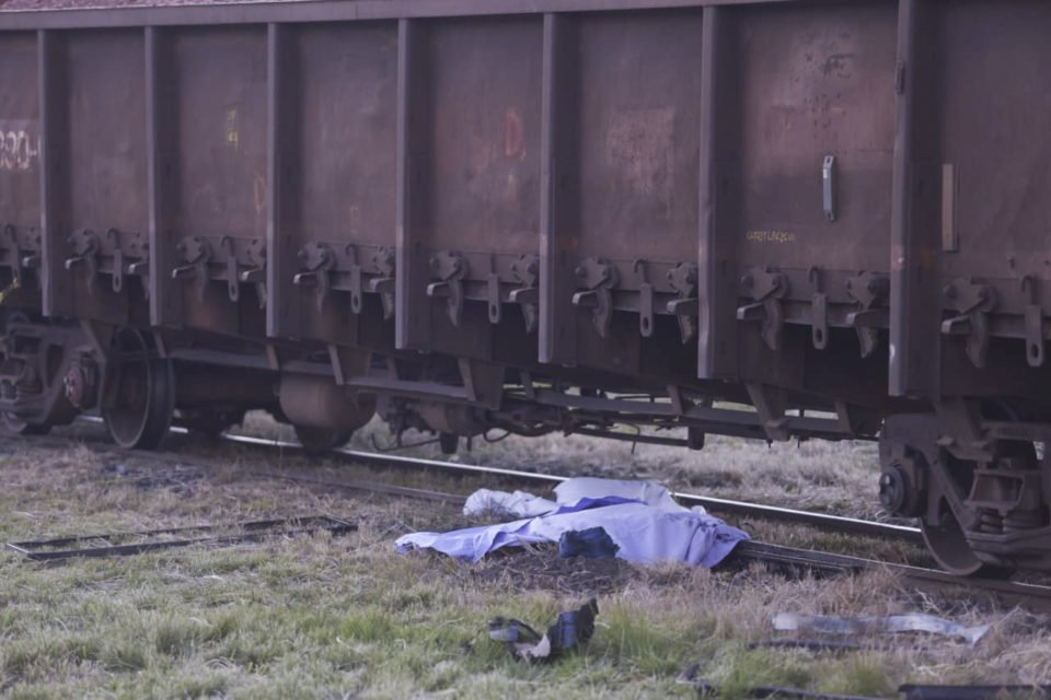 Colisão entre trem e carros de passeio na Estrutural deixa 1 vítima fatal e 5 feridos - metrópoles